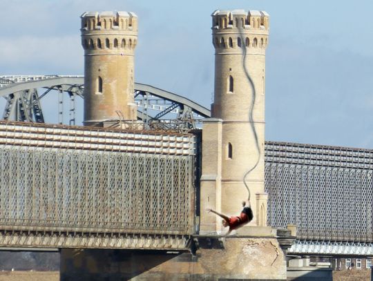 Na luzie. Będą skakać na bungee z mostu! 