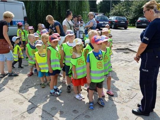 Na pamiątkę dostały... odciski własnych palców. Przedszkolaki z "Jarzębinki" odwiedziły tczewską komendę
