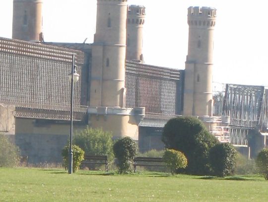Na parkingu przy moście leży granat. Zabezpiecza go policja