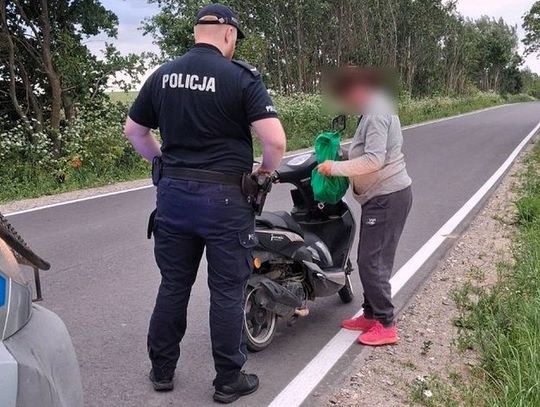 Na podwójnym gazie motorowerem. Jazda nie zakończy się jedynie na 500 zł mandatu