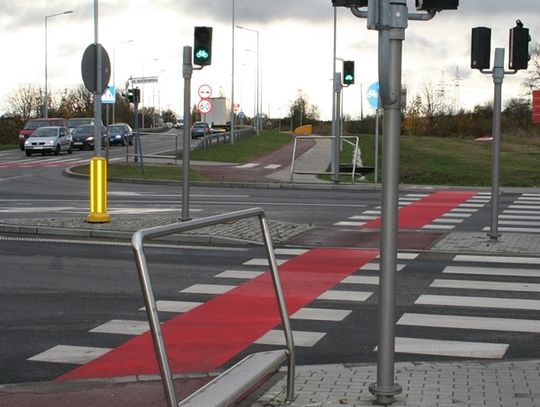 Na przejazdach bezpiecznej. Czerwone pasy także w Tczewie