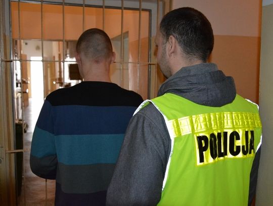 Na widok policji zaczął iść chwiejnym krokiem. W kieszeni miał...