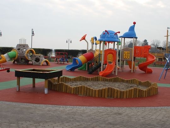 Najmłodsi mają nowy plac zabaw. Nowoczesny sprzęt na bulwarze