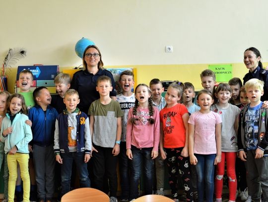 Najmłodsi uczniowie poznawali zasady bezpiecznego korzystania z kąpielisk.