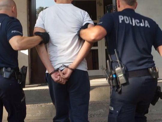 Napadli na kafejkę internetową w Tczewie. Ukradli laptopa i pieniądze, pracownika dźgnęli nożem w plecy