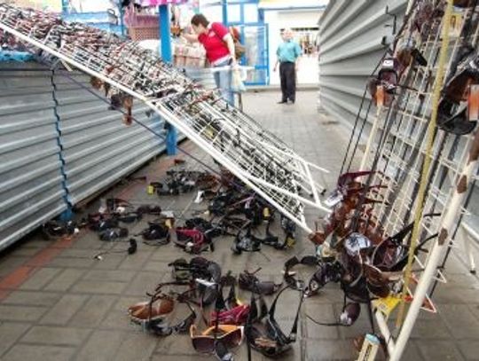 Nawałnica – na targowisku metalowe ogrodzenie runęło na stoiska!