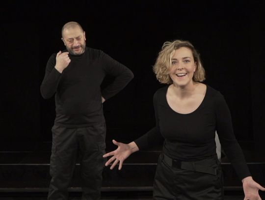 Nic nas tu nie trzyma – spektakl ONLINE 