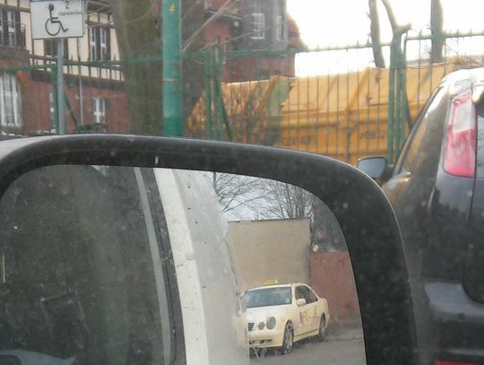 Nie „tylko” dla petentów… Postój TAXI na urzędowym parkingu?