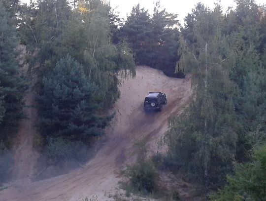 Nie tylko zabawy z bronią. Na poligonie także nielegalne rajdy