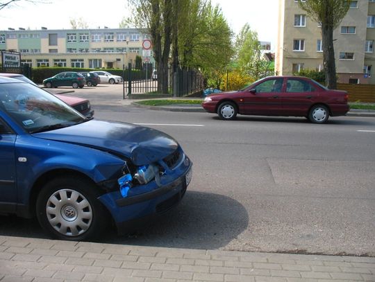 Nie wyhamowała i uderzyła w policyjny radiowóz