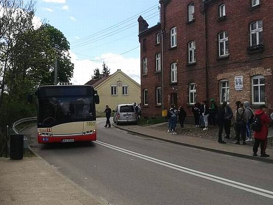 Niebezpieczna kolizja na zakręcie ul. Czyżykowskiej z udziałem autobusu nr „17”