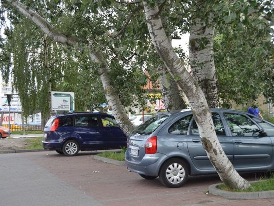 Niebezpieczny parking przy tczewskim dyskoncie. Klienci pełni obaw