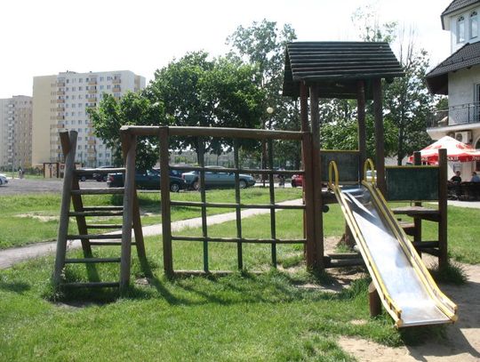 Niebezpieczny plac zabaw? Interweniują mieszkańcy os. Garnuszewskiego