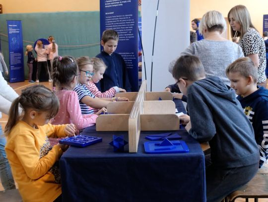 Niecodzienny pojazd z naukowymi gadżetami zawitał do SP nr 11