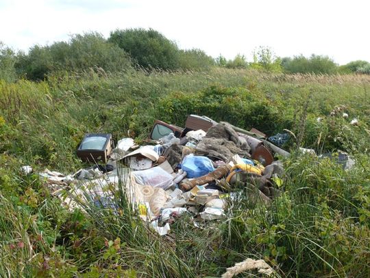 Nielegalne wysypisko w Kuchni - telewizor i książka nad Wisłą