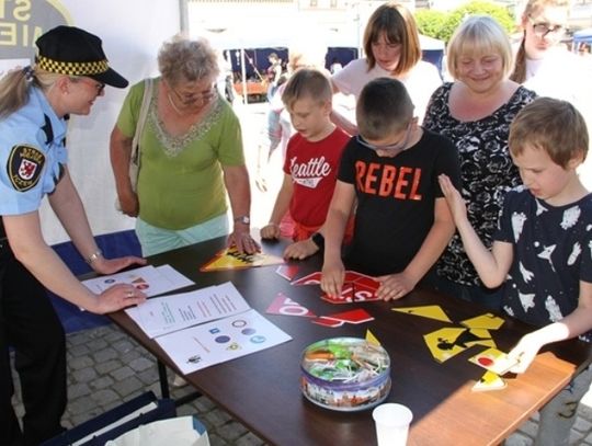 Niepełnosprawni i przyjaciele bawili się na pl. Hallera w Tczewie. Gwiazdą był Czesław Mozil