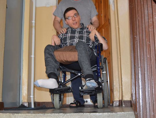 Niepełnosprawny Alan uwięziony przez schody