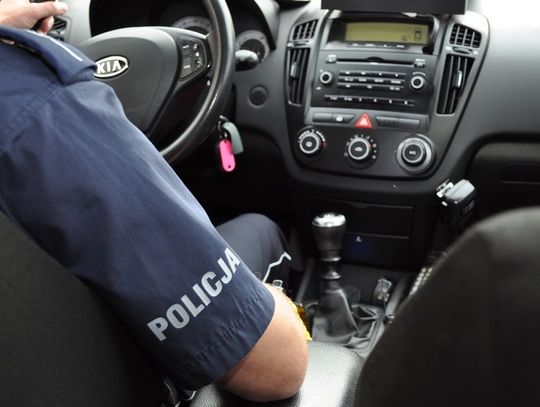 Nietrzeźwy 70-latek ściął znak i wjechał do rowu. 