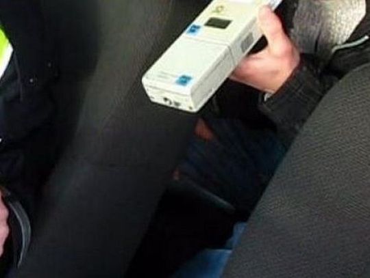 Nietrzeźwy próbował wjechać autem na teren jednej z firm. Zabrano mu kluczyki od samochodu.