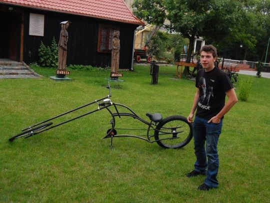 Nietypowy pojazd na placu Fabryki Sztuk