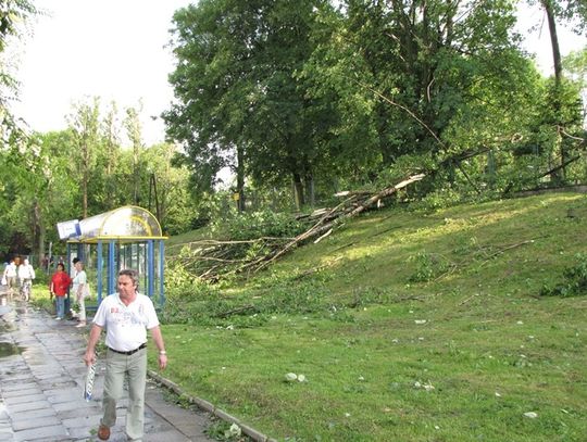 Niszcząca wichura. Dwie osoby ranne