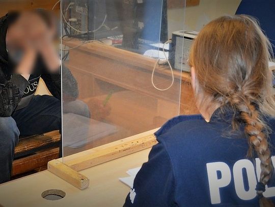 Niszczyli samochód, a 18-latek znieważył policjantów. Użyto gazu i zatrzymano agresora