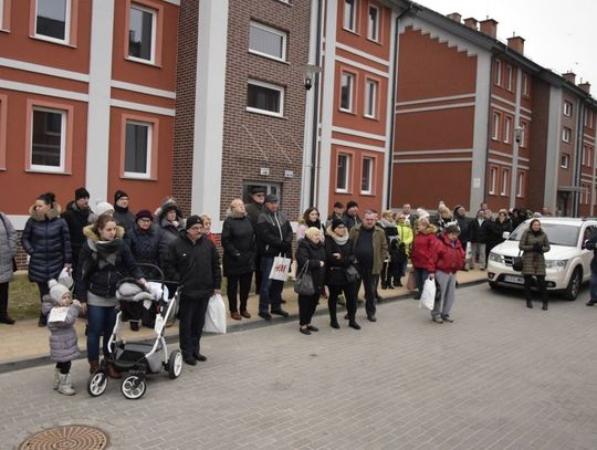  Nowa inwestycja komunalna. Przekazano klucze do 36 mieszkań na os. Zatorze