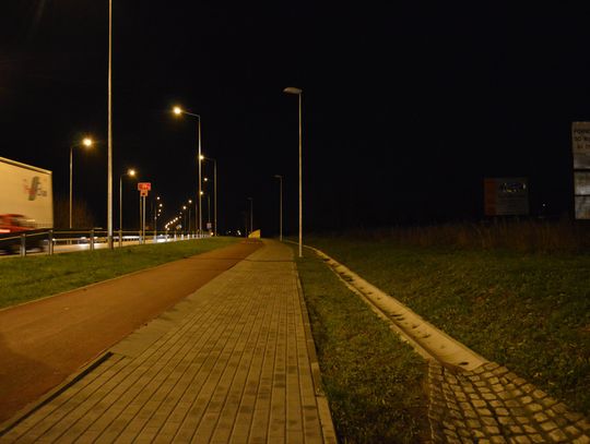 Nowa ścieżka nieoświetlona. Rowerzyści: jest niebezpiecznie