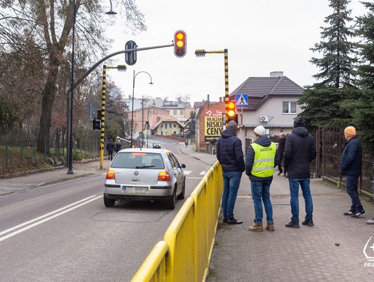 ZDJĘCIA! Nowa sygnalizacja świetlna na przejściu dla pieszych przy Szkole Podstawowej nr 2 w Pelplinie