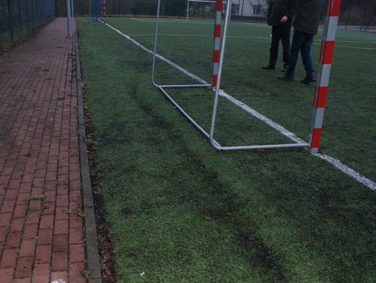 Nowe boisko czeka na… kolejny remont. Konsekwencje źle wykonanych robót ciągną się przez lata