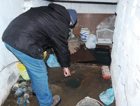 Od 25 lat walczą z zalanymi piwnicami! „Zalatujący problem”