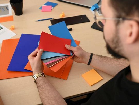 Od projektu do gotowego dmuchańca – etapy produkcji i materiały używane w branży