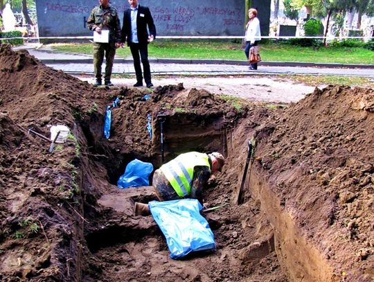 Odkryto masowy grób w parku. Ekshumacja szczątków niemieckich żołnierzy