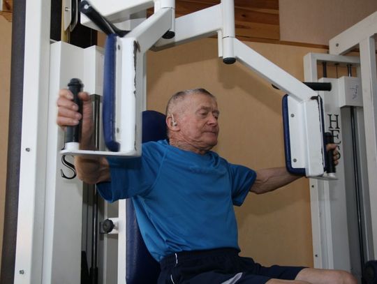 Odwiedziliśmy na siłowni 84-latka z Gniewu. Biega, ćwiczy, żyje pełnią życia! 
