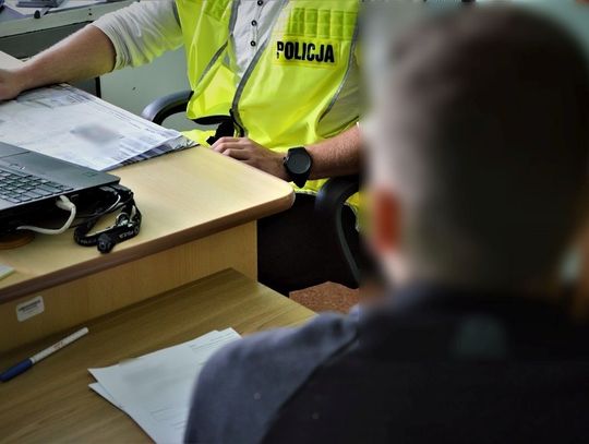 Okradł swoją matkę. Łupem padł pierścionek i pieniądze.