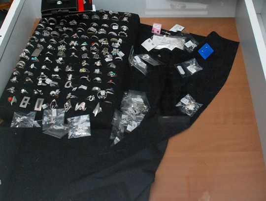 Okradli jubilera - biżuteria w foliowej reklamówce