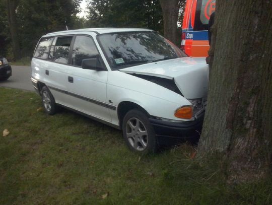 Opel zatrzymał się na drzewie. Jedna osoba ranna