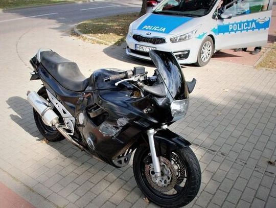 Opel zderzył się z motocyklem przy ul. Rokickiej. Policja wstępnie podaje przyczyny sobotniego zdarzenia