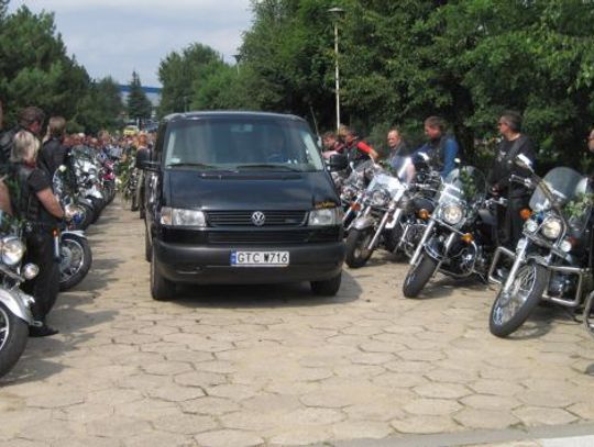 Ostatnie pożegnanie śp. Dariusza Wiśniewskiego. Tłumy i mnóstwo motocykli na cmentarzu