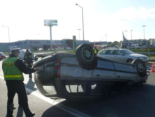 Ostre dachowanie na krajowej 'jedynce'. Nadmierna prędkość przyczyną wypadku?