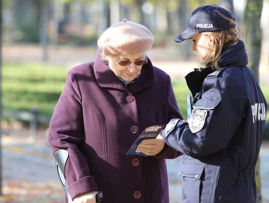 Oszuści nadal próbują oszukiwać seniorów. NIE TYLKO metodą na wnuczka!