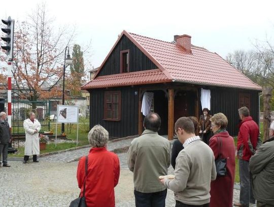 Otwarcie poniatówki - na dziedzińcu 