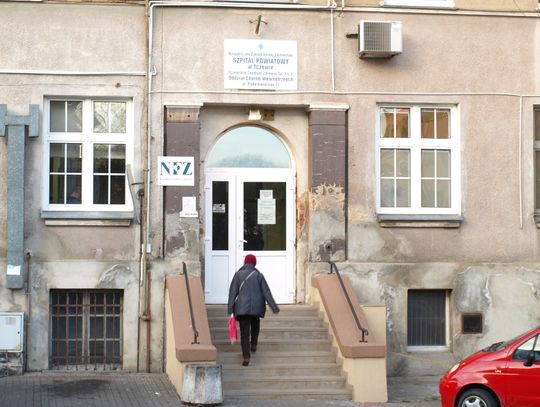 Pacjent w piżamie wyszedł w nocy ze szpitala. Rodzina w szoku