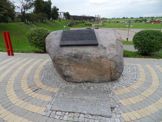  Pamiątkowe obeliski i tablice. Aby przyszłe pokolenia pamiętały