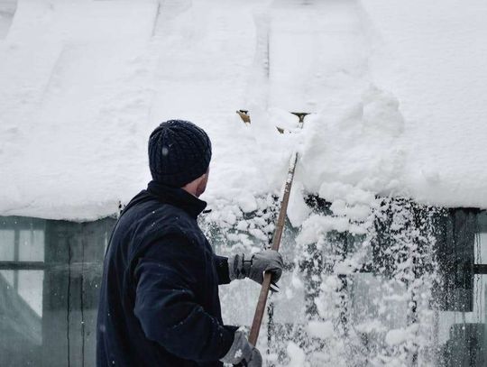 Pamiętajmy o usuwaniu śniegu z dachów