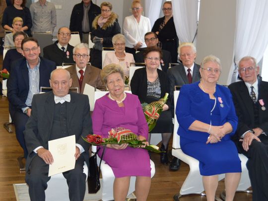 Para z 70-letnim (!) stażem małżeńskim odebrała medal oraz bon