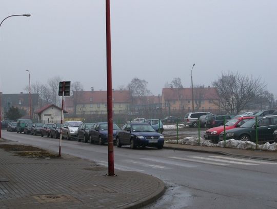 Parkingowy konflikt - auto na bulwarze