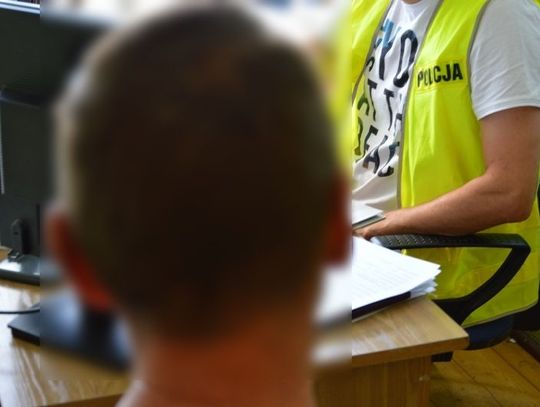 Pasażer zasnął na dworcu i... stracił telefon. Złodziej to znany policji recydywista