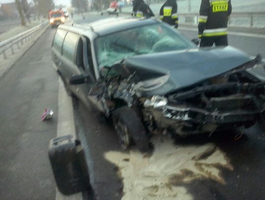 Passat uderzył w barierki na &quot;jedynce&quot; w Subkowach