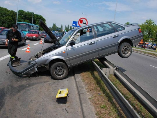 Passat zawisł na barierce. Trzy osoby ranne